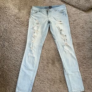 Size 6 light blue Mossimo low rise skinny Jean With ripped front intentional